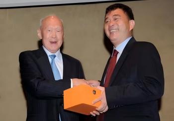 环球视野：：蓝伟光见证李光耀的远见之光与务实之路